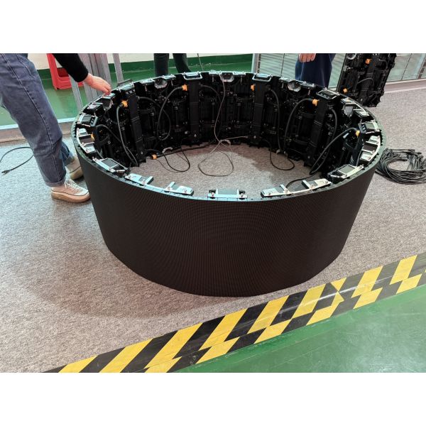 Dynamic Curved LED Video Wall with 7680Hz Refresh Rate, 5000cd Brightness, and Lightweight Design for Rental Stages
