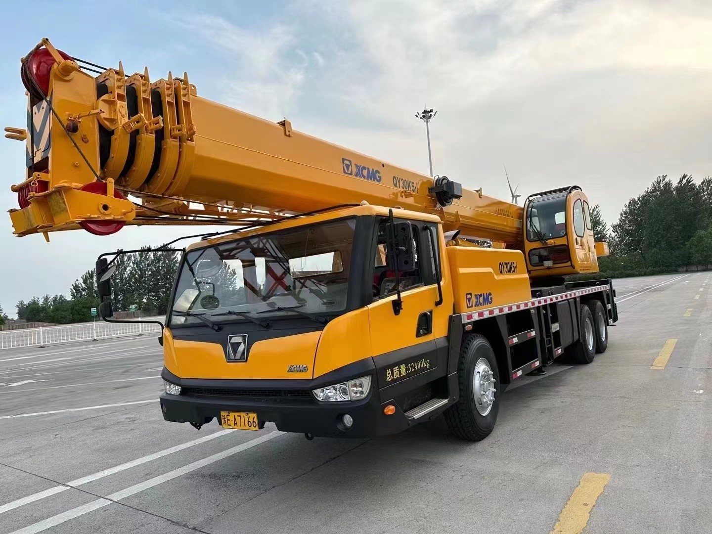 XCMG QY30K5 Second Hand Truck Mounted Cranes 30T 44m Boom 5 Sections