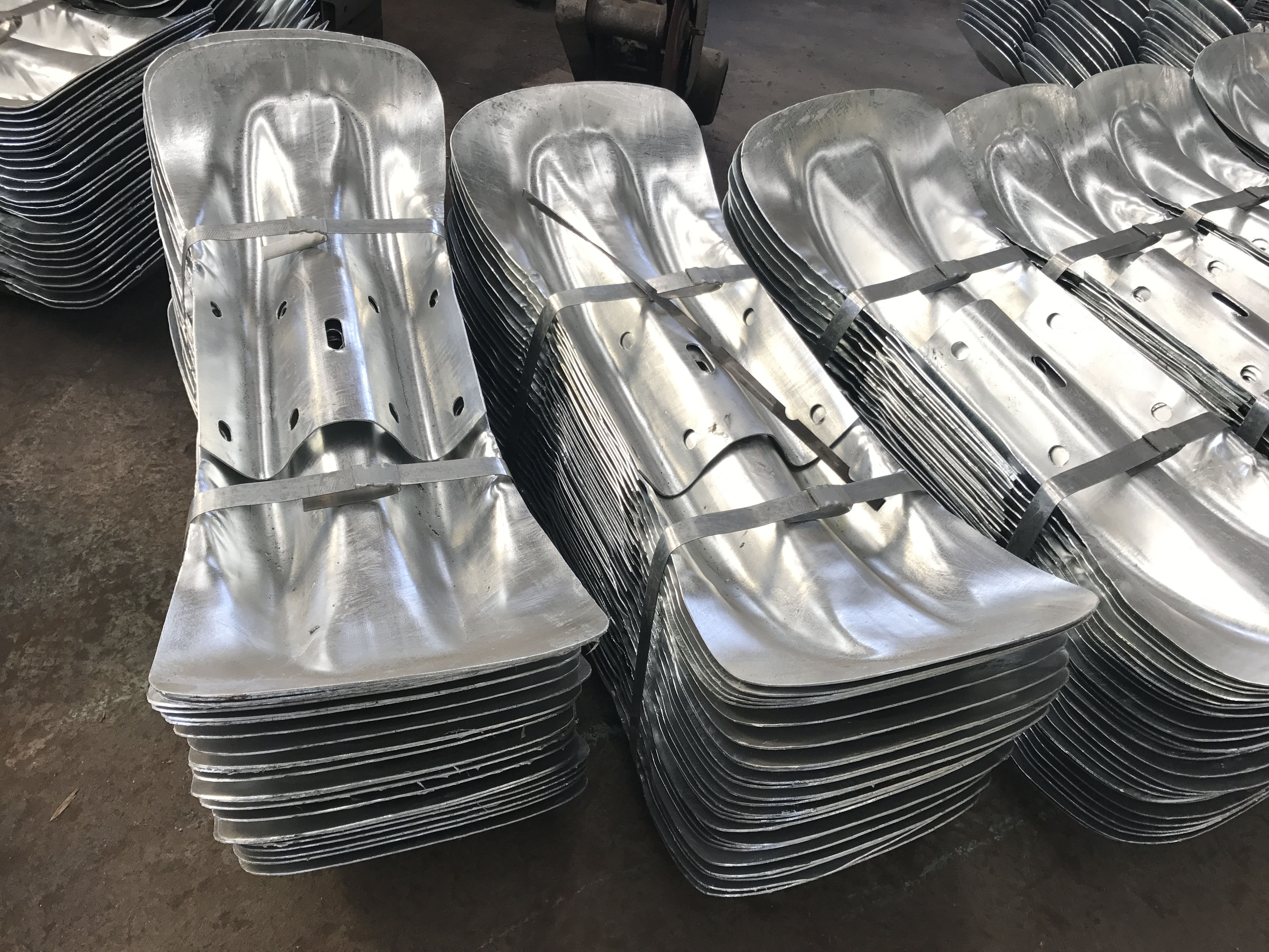 Highway Guardrail Steel Buffer End Galvanized Powder Coated Certified by ISO9001 2000