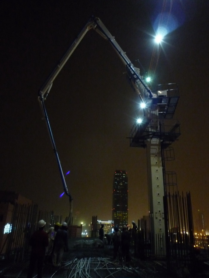Inner Climbing Fixed 24m Spider Concrete Placing Boom For Construction Tower