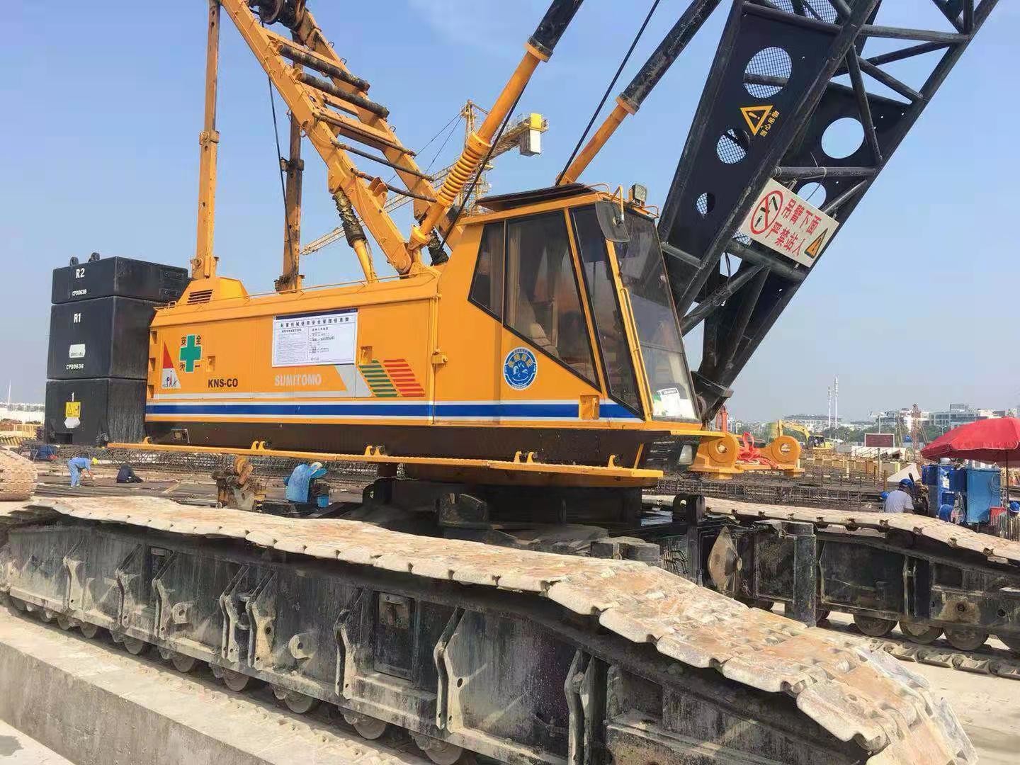 Red 110KW 2100RPM Full Rotary 40T Tire Mounted Crane