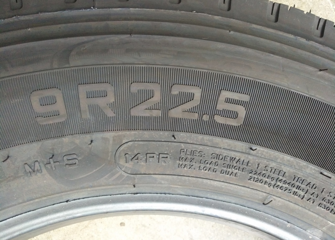 Compact Size Tyres For Trucks And Buses , Truck Bus Radial Tyres 9R22.5 All Steel Structure