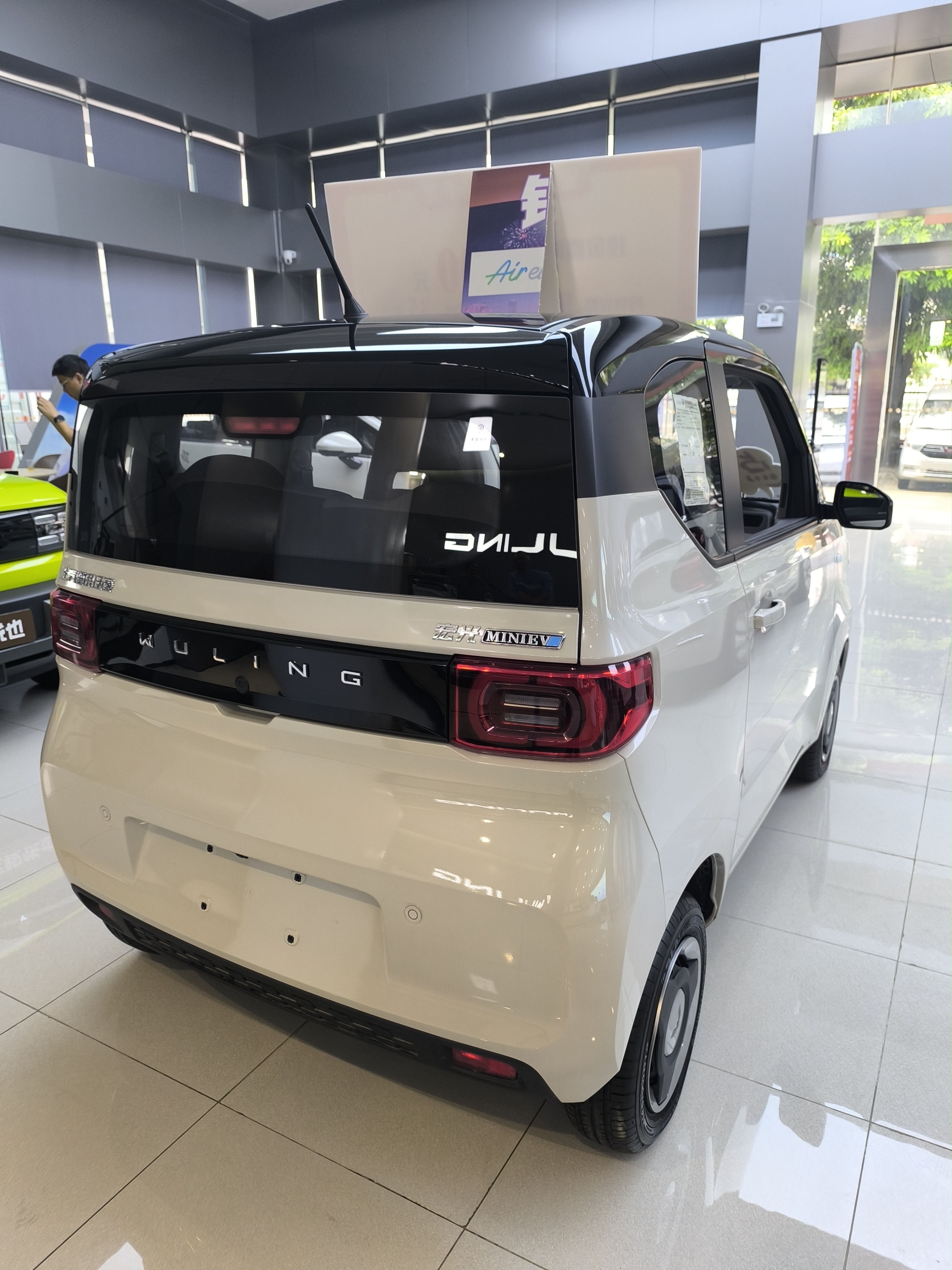 Left Steering Wuling Mini Electric Car with Max Speed of 100 Km/h and 4 Seats 120km