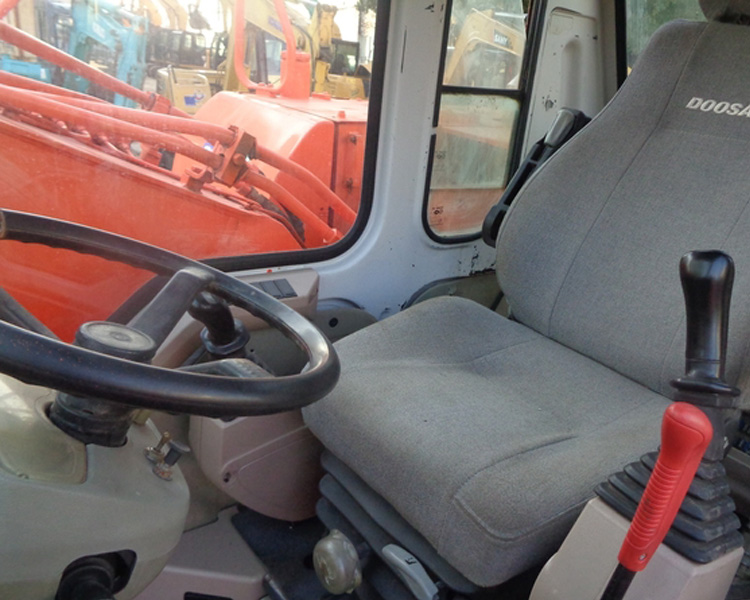 Used Doosan DH150W-7 Wheel Excavator in Dubai with 0.57m³ Bucket