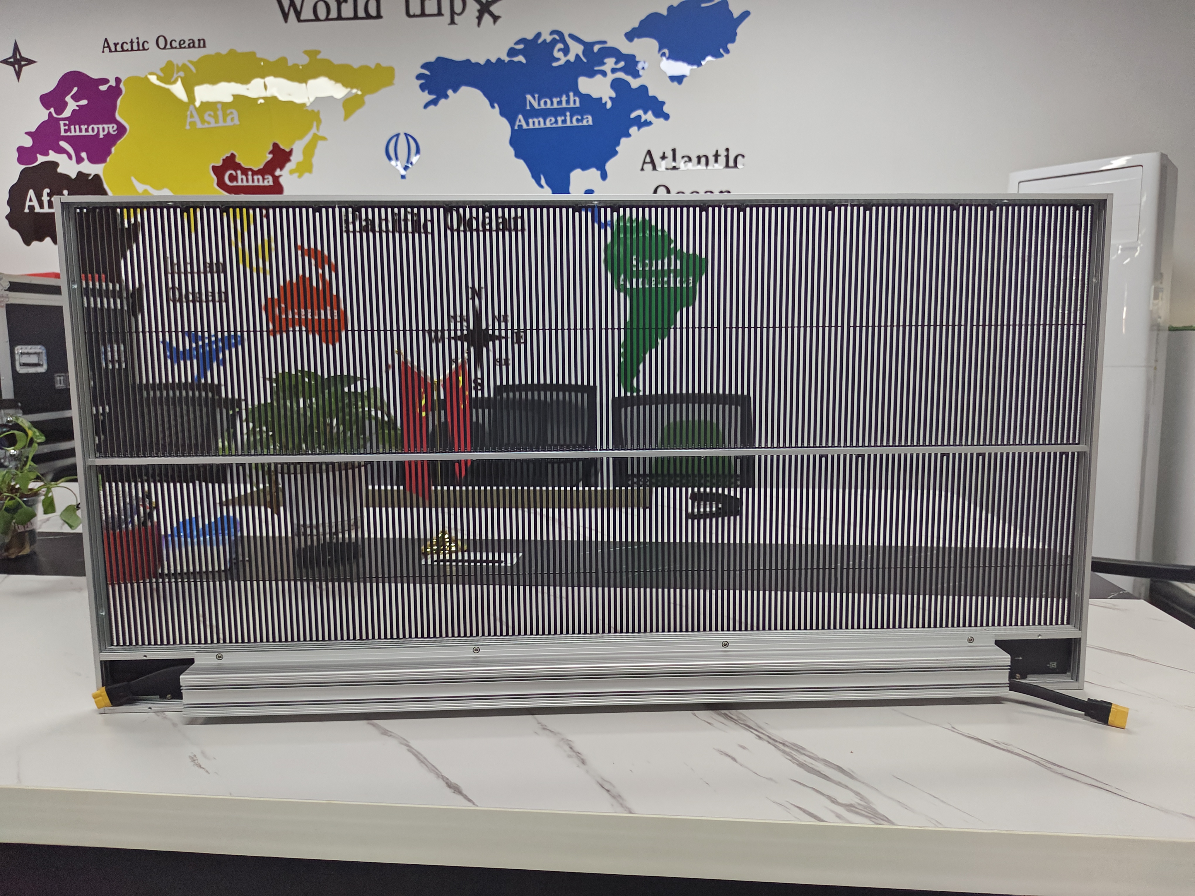 Indoor P2.6 Pixel Pitch LED Grille Screen with 5500cd Brightness and IP67 Waterproof for Retail Stores