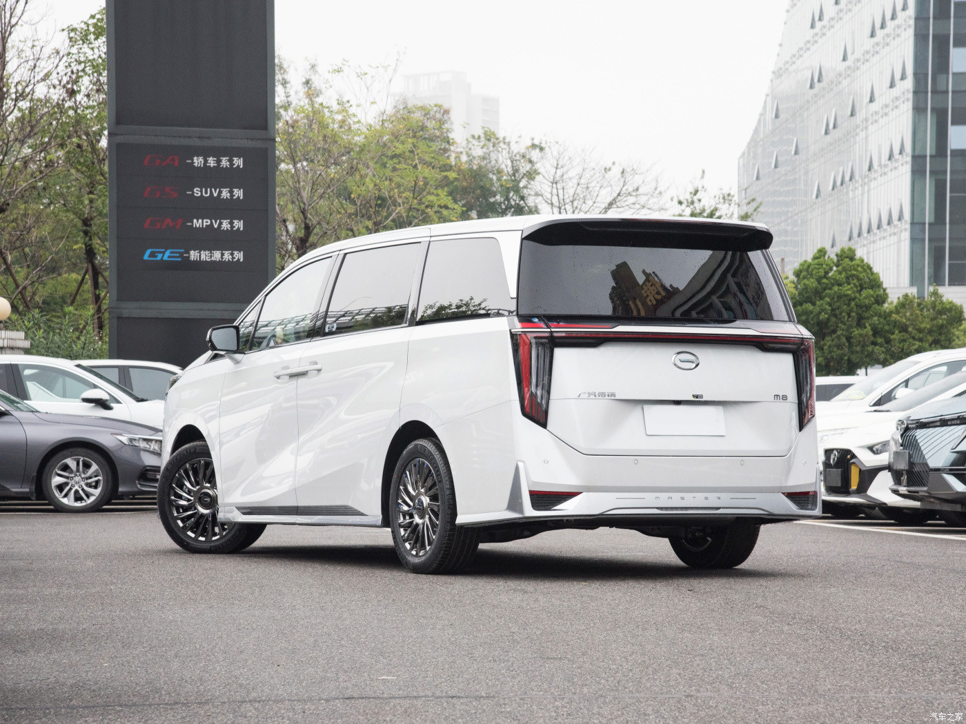 Silver Petrol Diesel Car Medium And Large MPV With 50L Fuel Tank Capacity