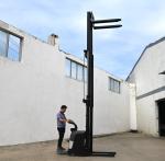 ISO Certified Full Electric Stacker Forklift 1000kg Capacity With Reach battery