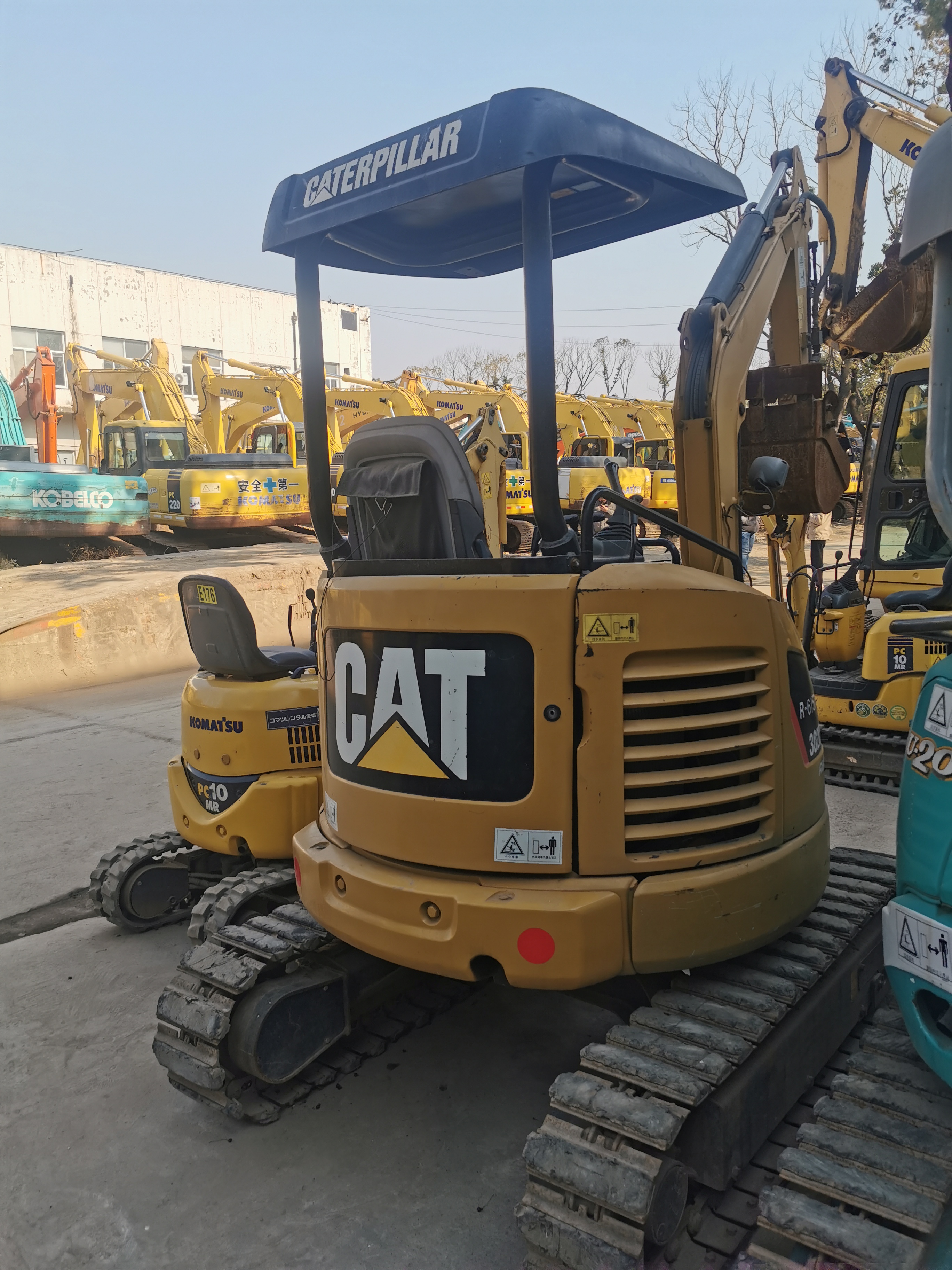 Original Cat 302C Small-Sized Crawler Excavator with 0.04 Bucket Capacity and Design