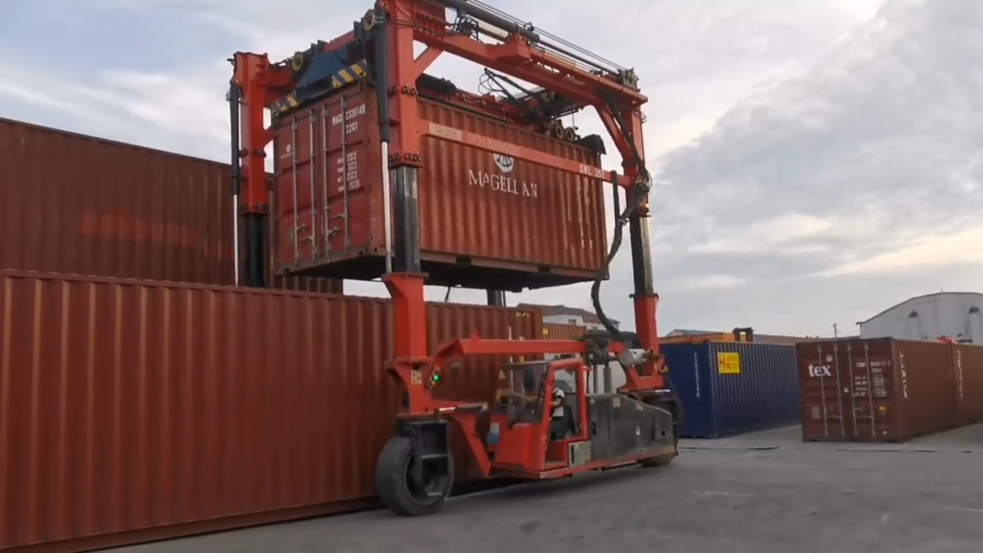 Standard Container Straddle Carrier Manufacturer 35T For 20ft 40ft 45ft Container Lift