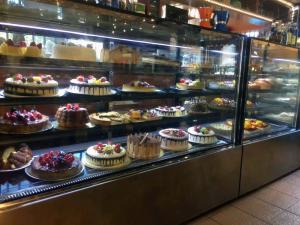 Wholesale Commercial Large Capacity Cake Showcase Chiller With 2 Upper Glass Shelves from china suppliers