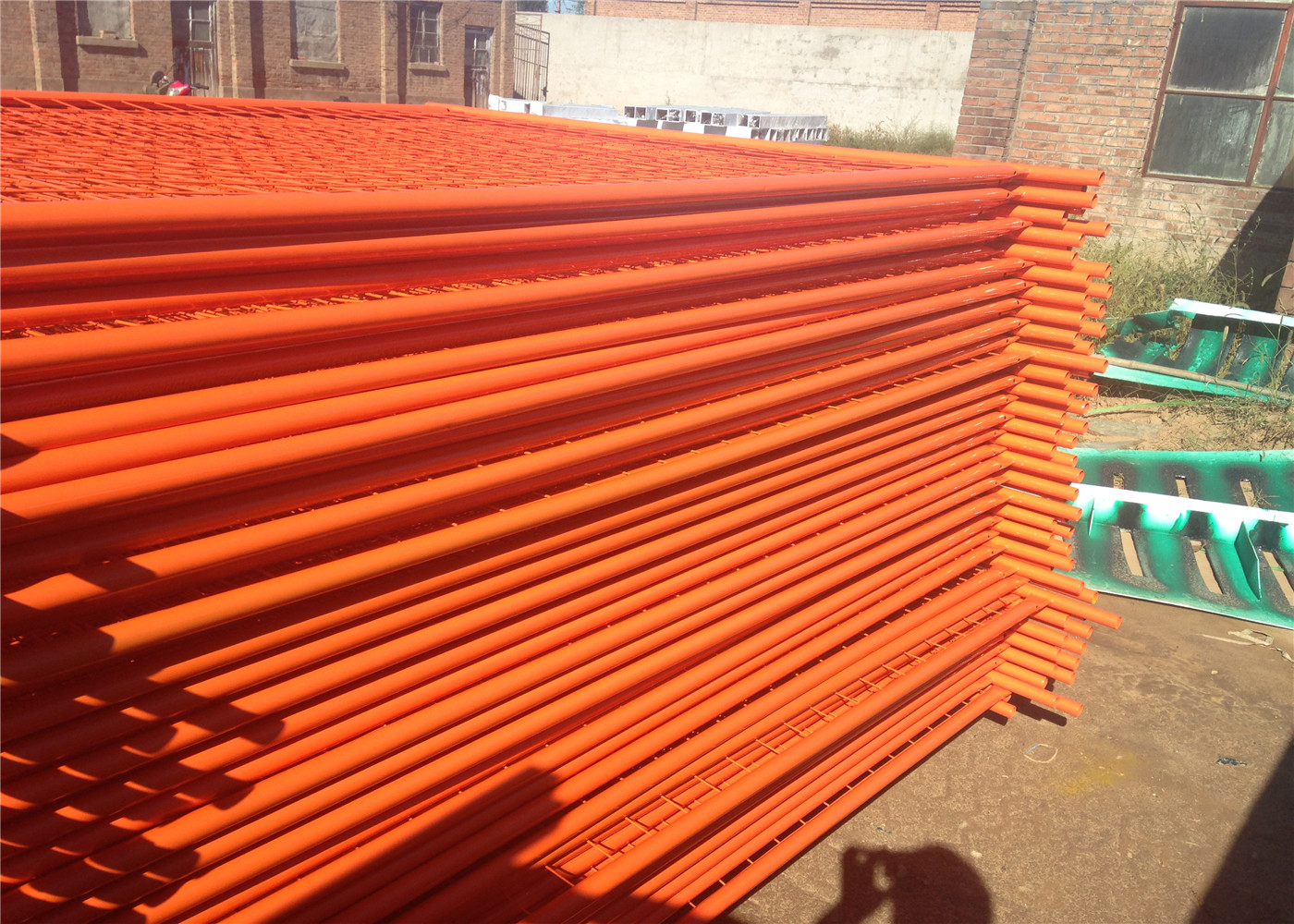NEW CASTLE,AU temporary fencing panels tubing OD 40mm x 1.4mm size 2100mm*2400mm diameter :3.50mm mesh 60mmx150mm