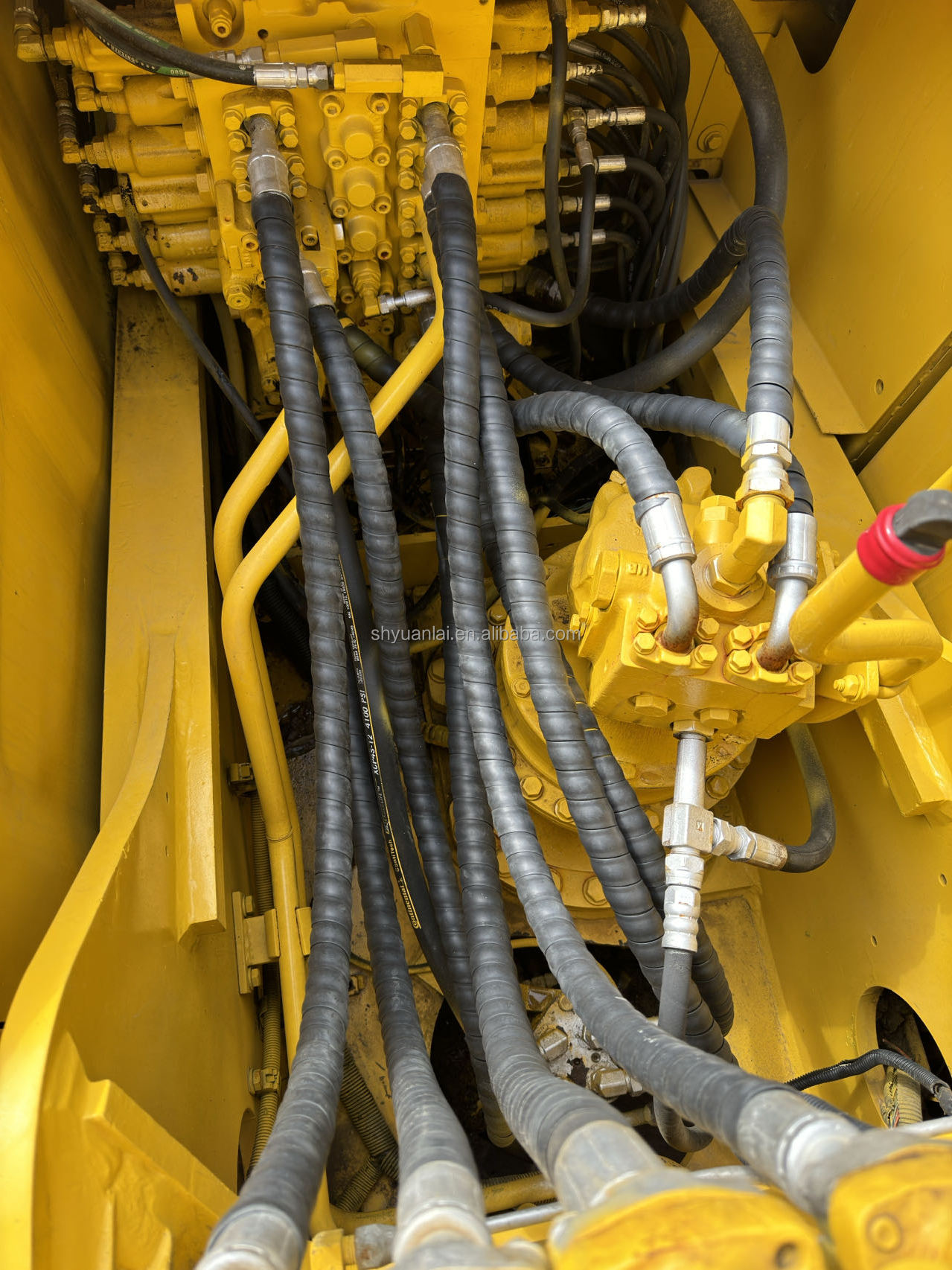 Excavating 22 tons of durable hydraulic track type PC Komatsu 220 second-hand excavator at a low price and selling well
