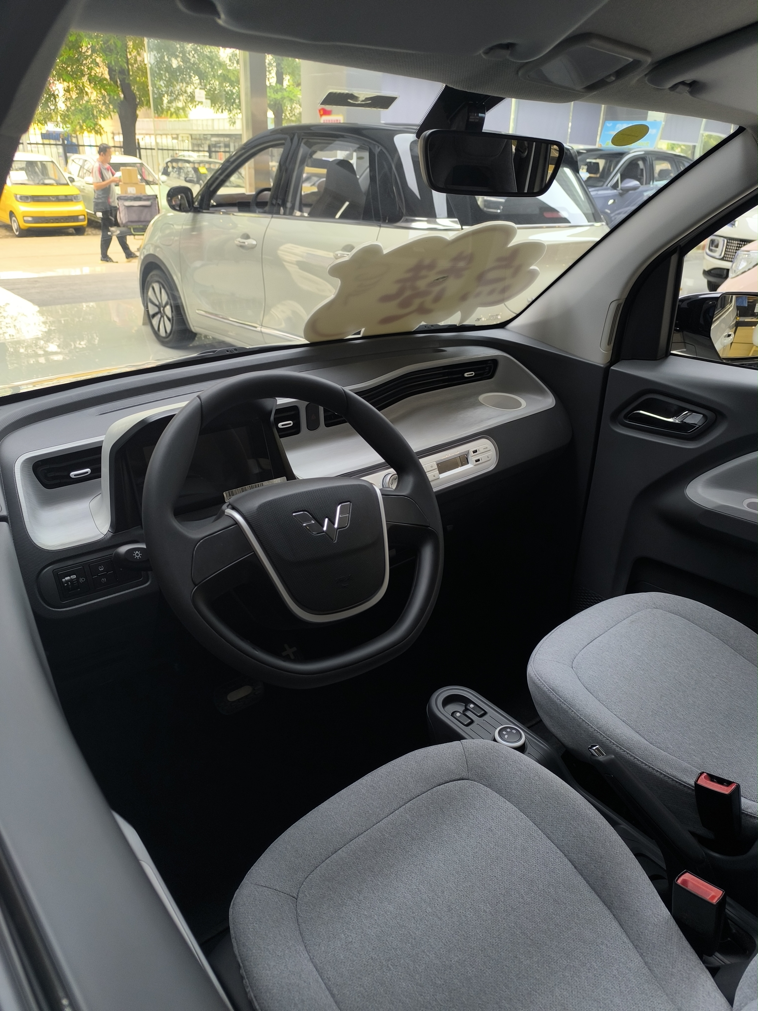 Left Steering Wuling Mini Electric Car with Max Speed of 100 Km/h and 4 Seats 120km