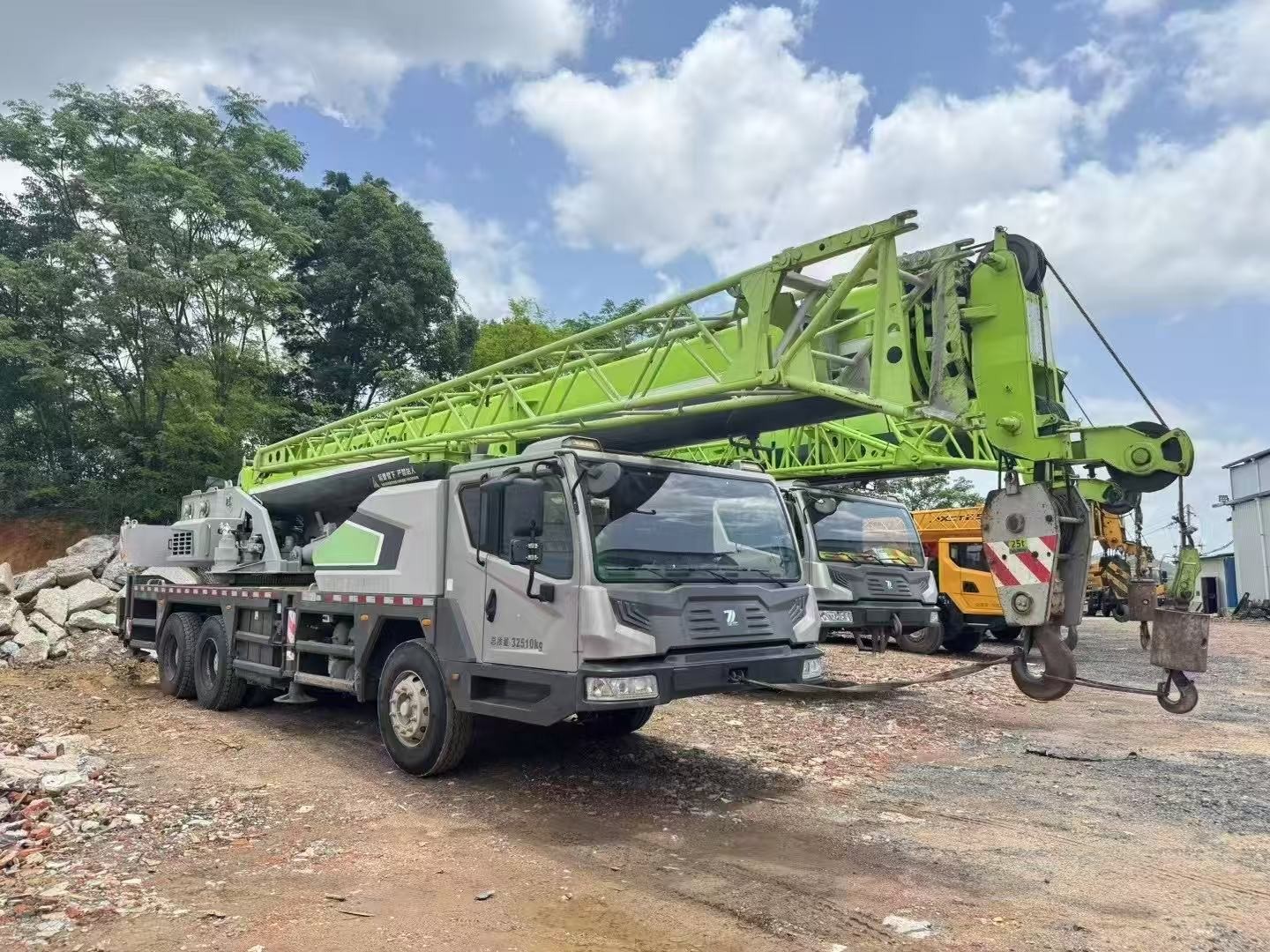 Five-Arm Crane JibZTC251E552 2020 Years Zoomlion Mobile Crane 300tons for Heavy-Duty Construction Projects