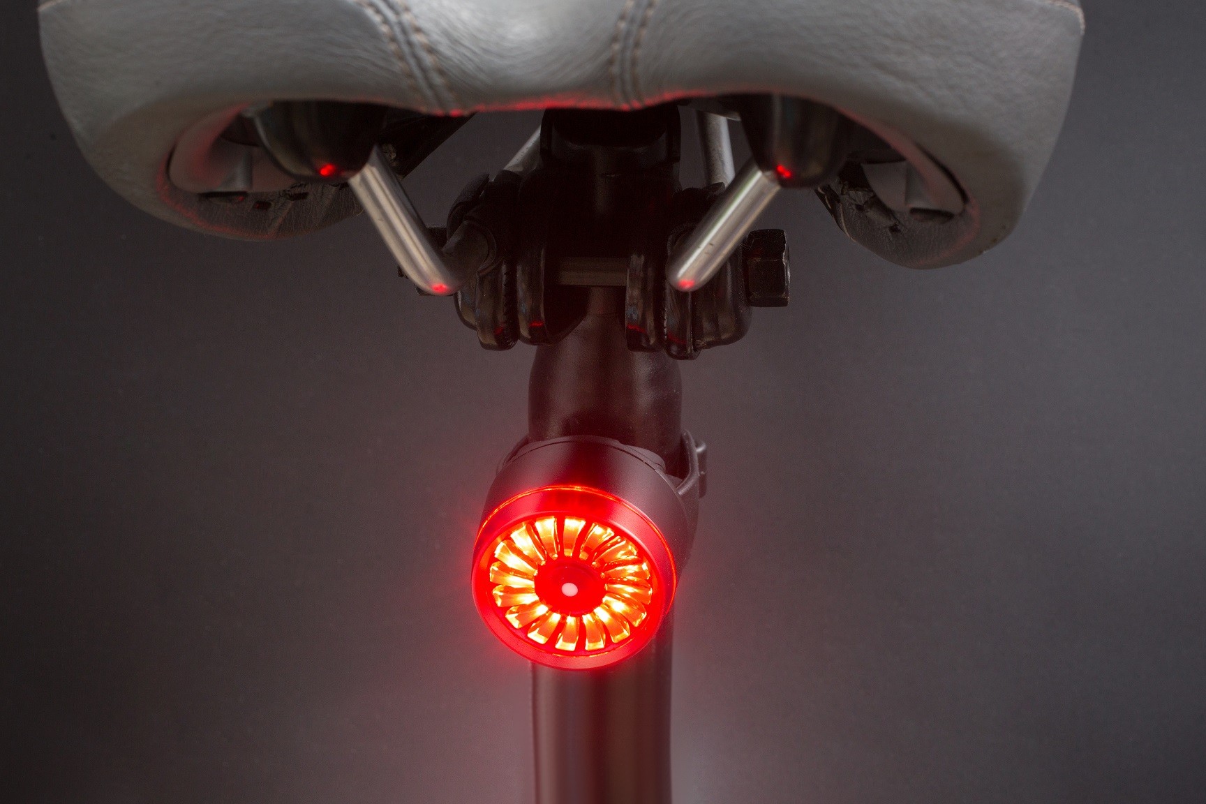 USB Rechargeable Bike Tail Light / IPX4 Waterproof Red Bicycle Light 15LM