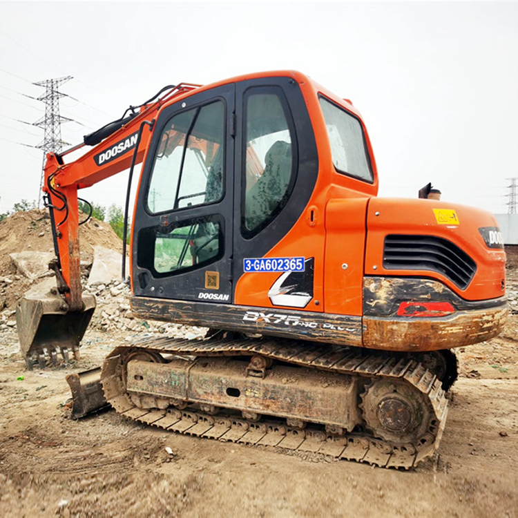 Active 7 Ton Used Doosan DX75 Excavator Mini with Original Hydraulic Pump in Shanghai