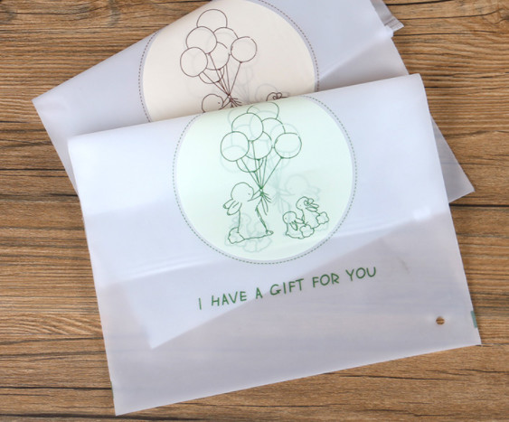Customized EVA Cosmetic Bag Frosted Plastic Clear Vinyl Bag For Packaging Baby Clothing
