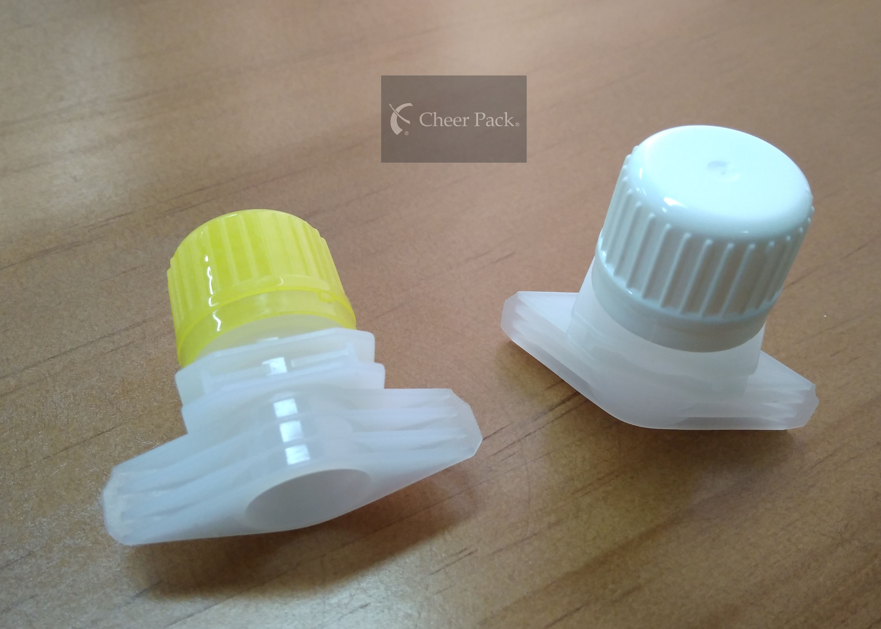 Customized Pour Spout Caps Screw Cap Type For Juice Pouch Bags