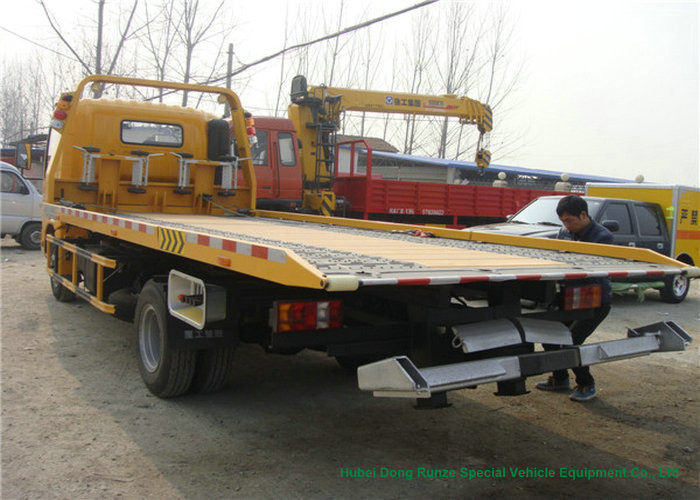 HOWO Light Duty Flatbed Tow Truck Carrier For Car / SUV Road Recovery 3 - 5 Ton