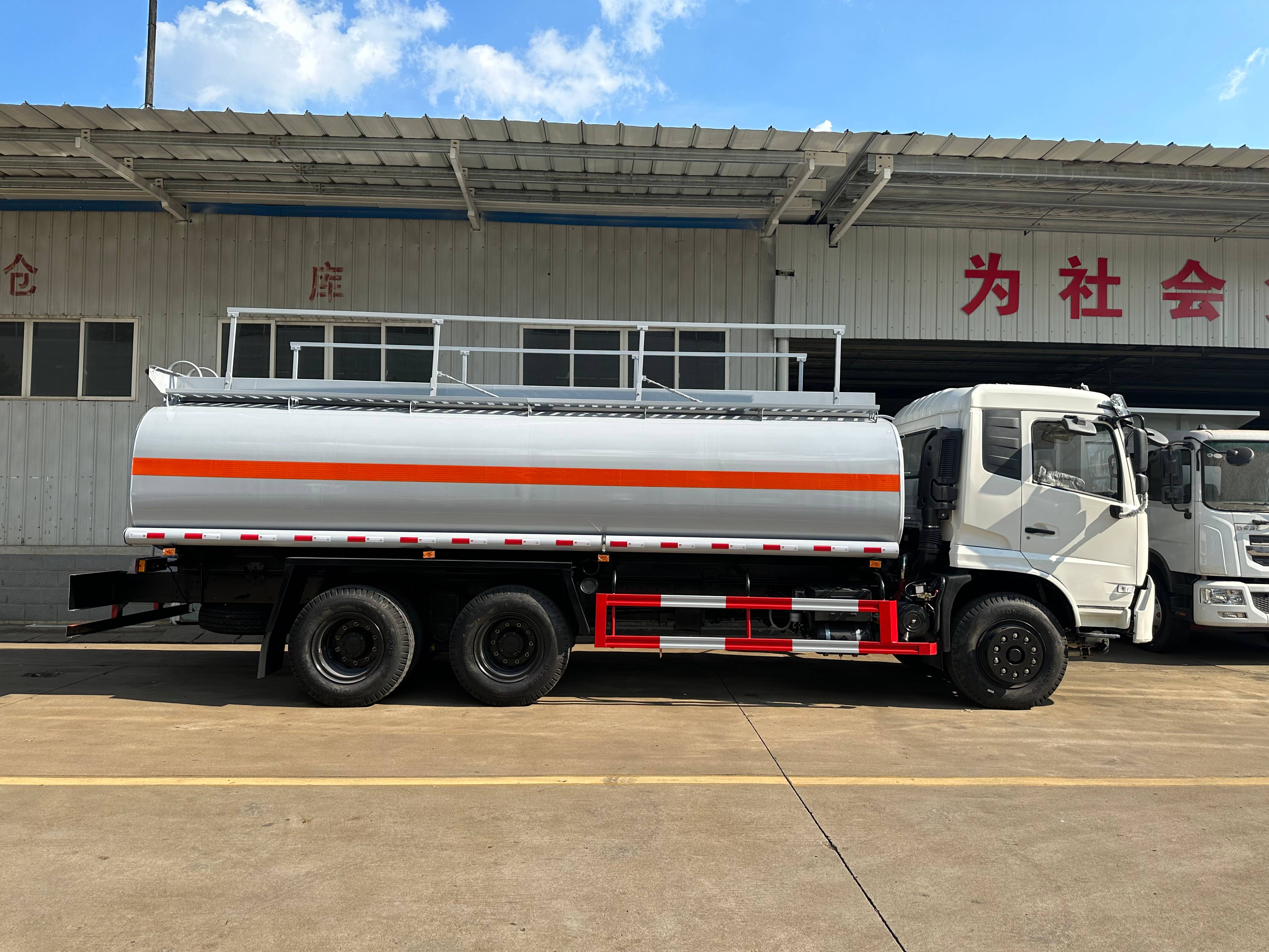 CIMC Q370R 13150*2500*4100mm 1 compartment 15000kgs Tare weight 10 pcs leafs spring 45CBM 3 Axle LNG transport Tank Semi Trailer