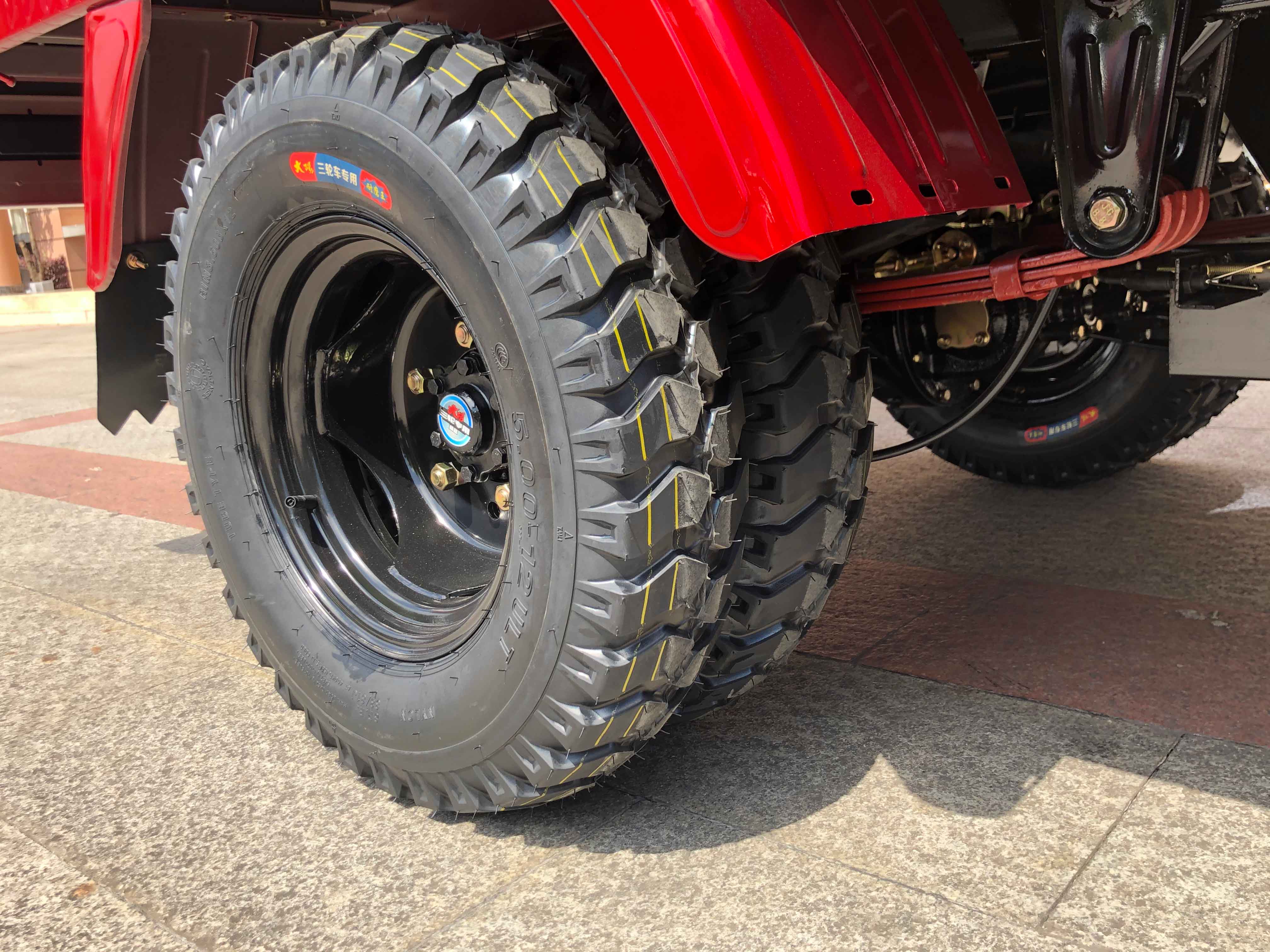 Double Wheel Five Wheel Motorcycle Double Cargo Tricycle with Spring Type and A Type