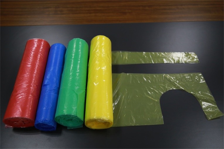 Smooth Surface Disposable Aprons On A Roll / Plastic Throw Away Aprons