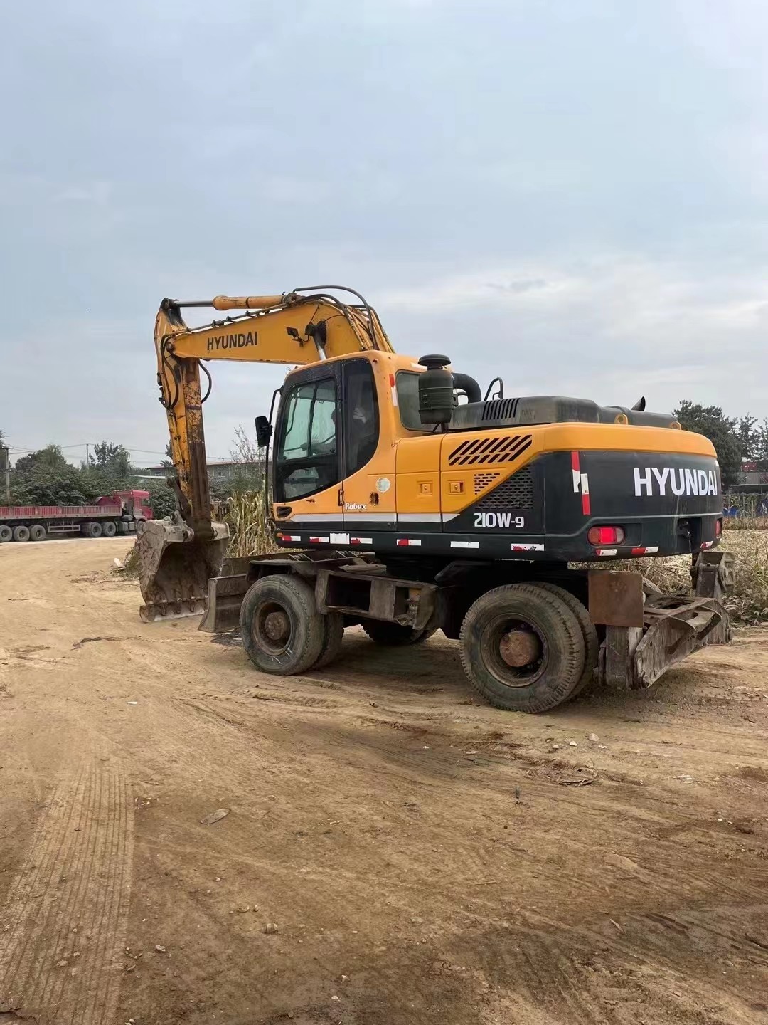 22 Ton Hyundai R210w-9 Wheeled Excavator Equipped With Cummins B7 Engine