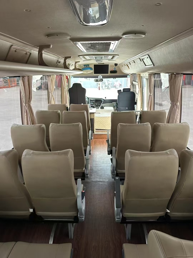 Mid-Size ZK6792D51 Used Bus 25 Seating Capacity 6-Speed Gearbox Extended Sunken Rear Luggage Bay