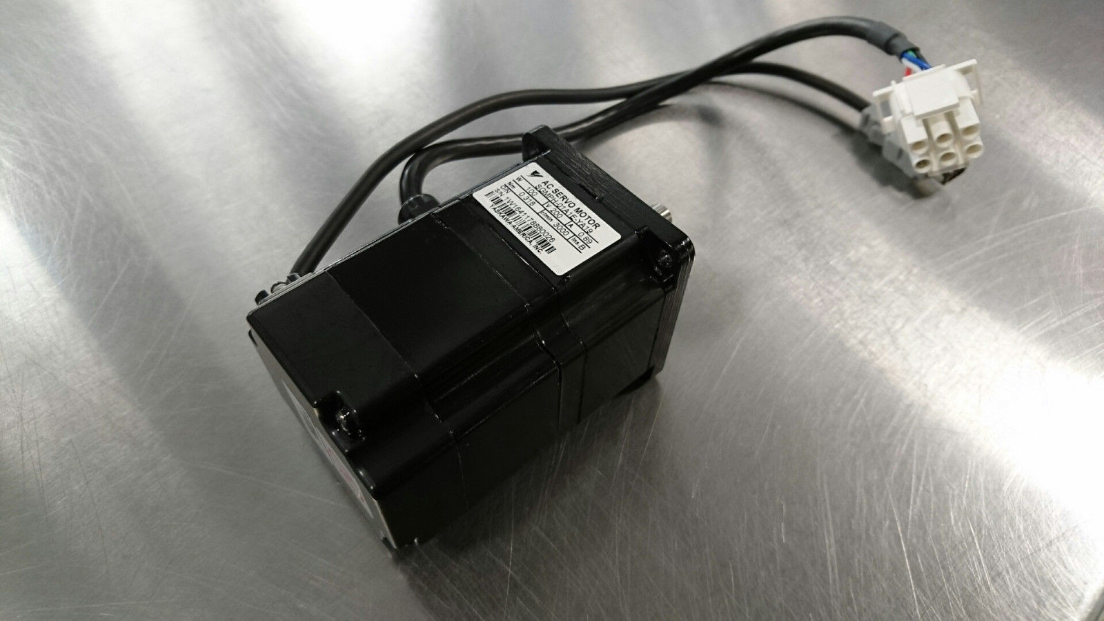 SGMPH-02A1E41D 0.2 KW 230 VAC,13-BIT INCREMENTAL,STRAIGHT KEY NO BRAKE NO OIL/DUST SEAL.NEW ORIGINAL.