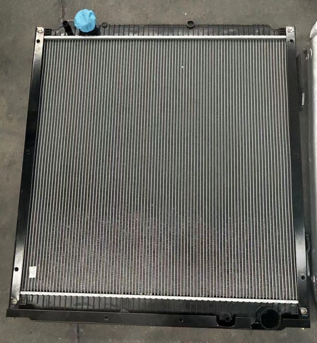 Radiator 712W06100-0005 HOWO Truck Parts Intercooler WG9925530136 WG9925530137 Water Tank