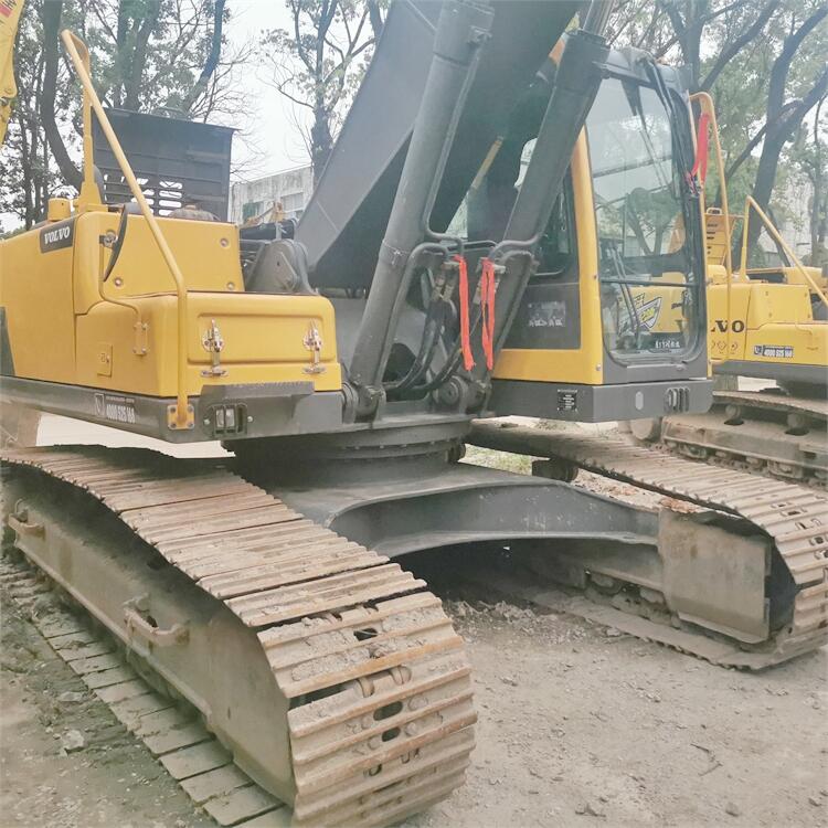 Volvo EC240 Excavator with Crawler Track and 1.2 m3 Bucket Capacity in Good Condition
