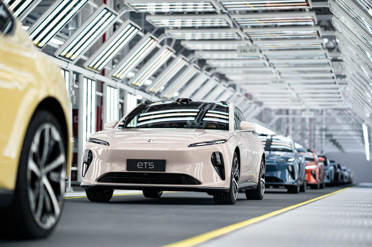 Single Dark Electric Cars with 108kwh Lithium Iron Phosphate Battery and Multi-function LED BYD Automatic Left Drive