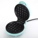 Colorful Housing Breakfast Sandwich Mini Waffle Maker 50/60Hz 550W