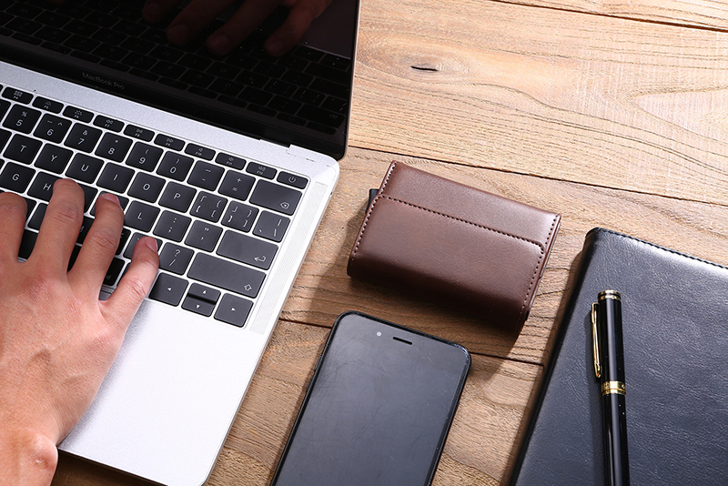 Customized Retro Style Credit Card Holder Wallet with Rfid Protection and Lightweight Design