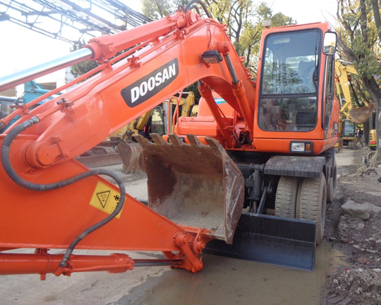 Used Doosan DH150W-7 Wheel Excavator in Dubai with 0.57m³ Bucket