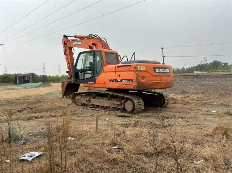 Korea Made Doosan DX225 Crawler Excavator with 1.05m3 Bucket Capacity and 115KW Power