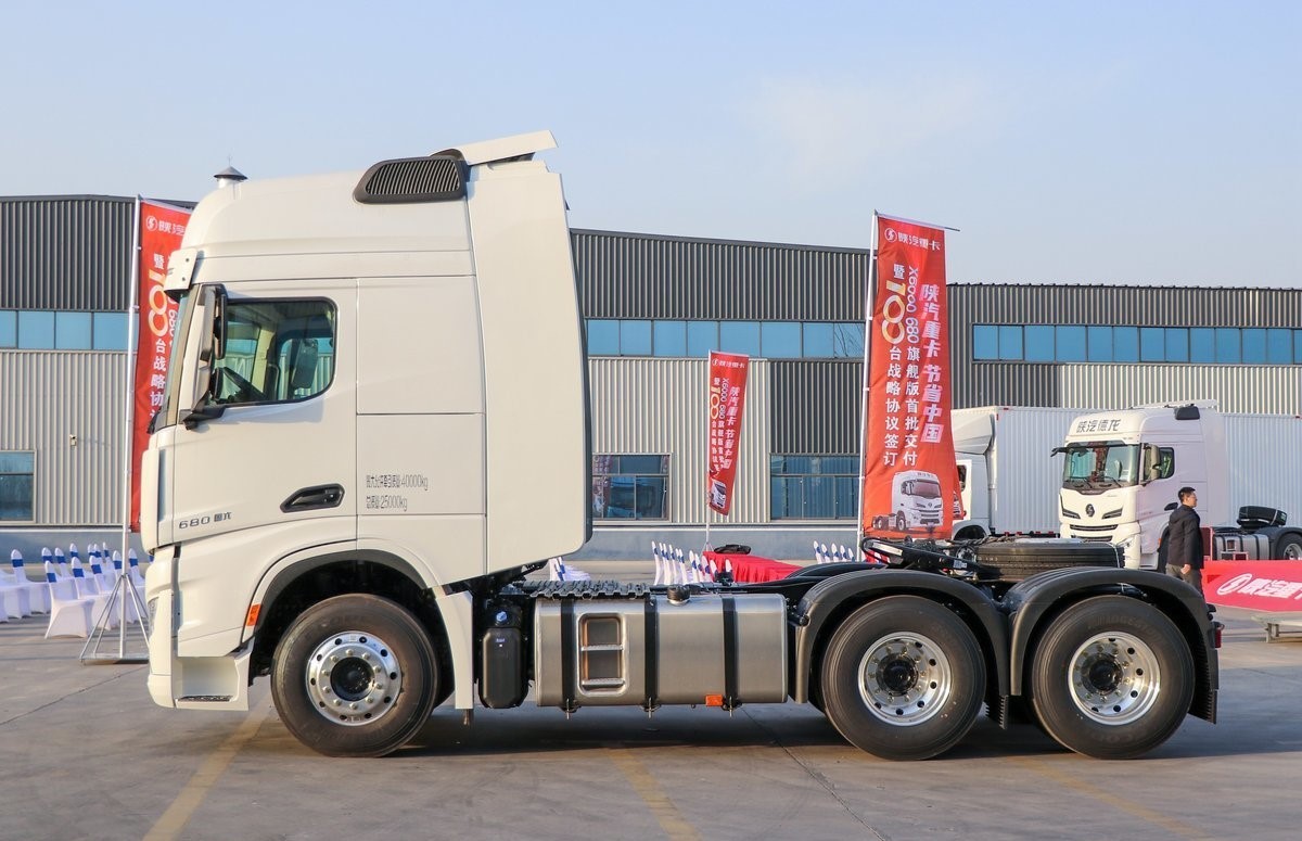 Left Steering 6500*2500*3200 Units Container Head More Than 400hp Flatbed Trailer Shacman Tractor Truck