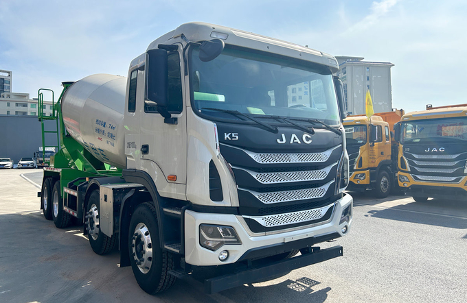 Concrete Truck Mobile 7-8m³ Tanker Cement Mixer Truck Chinese Brand JAC Yuchai 350hp
