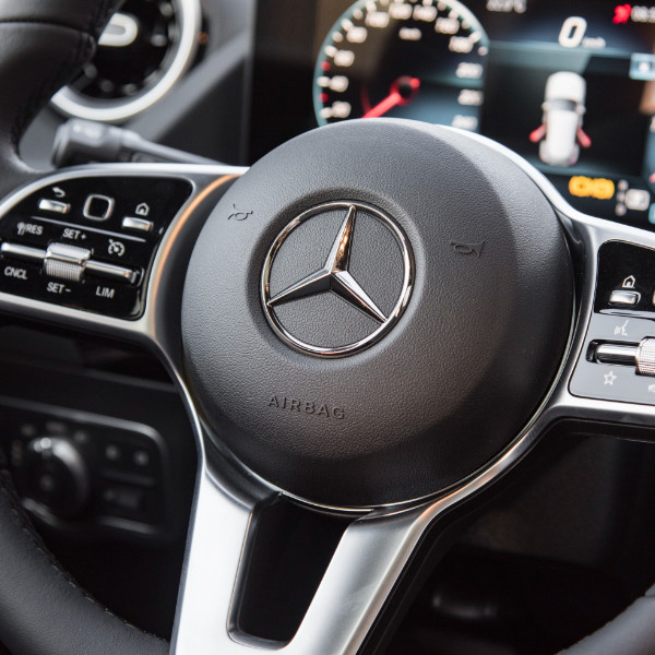 Mercedes-Benz 2023 GLA 200 version Gasolin Compact SUV Avto Electro Excellent