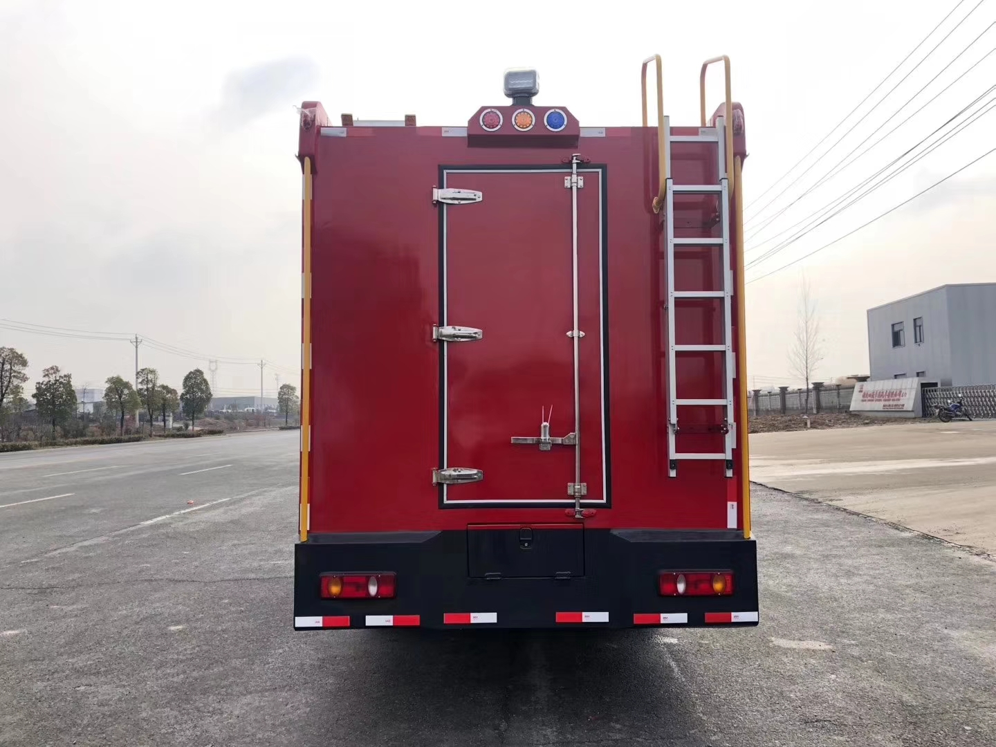 4.05m3 Tanker Dongfeng LHD Double Cabin Fire Engine Truck in Rescue and Fire Fighting