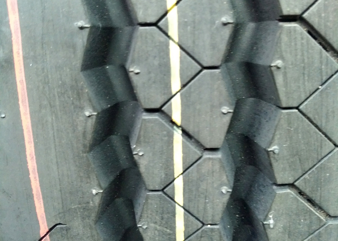 Zigzag Grooves Light Truck Tires 215/75R17.5 Enforced Structure For All Position