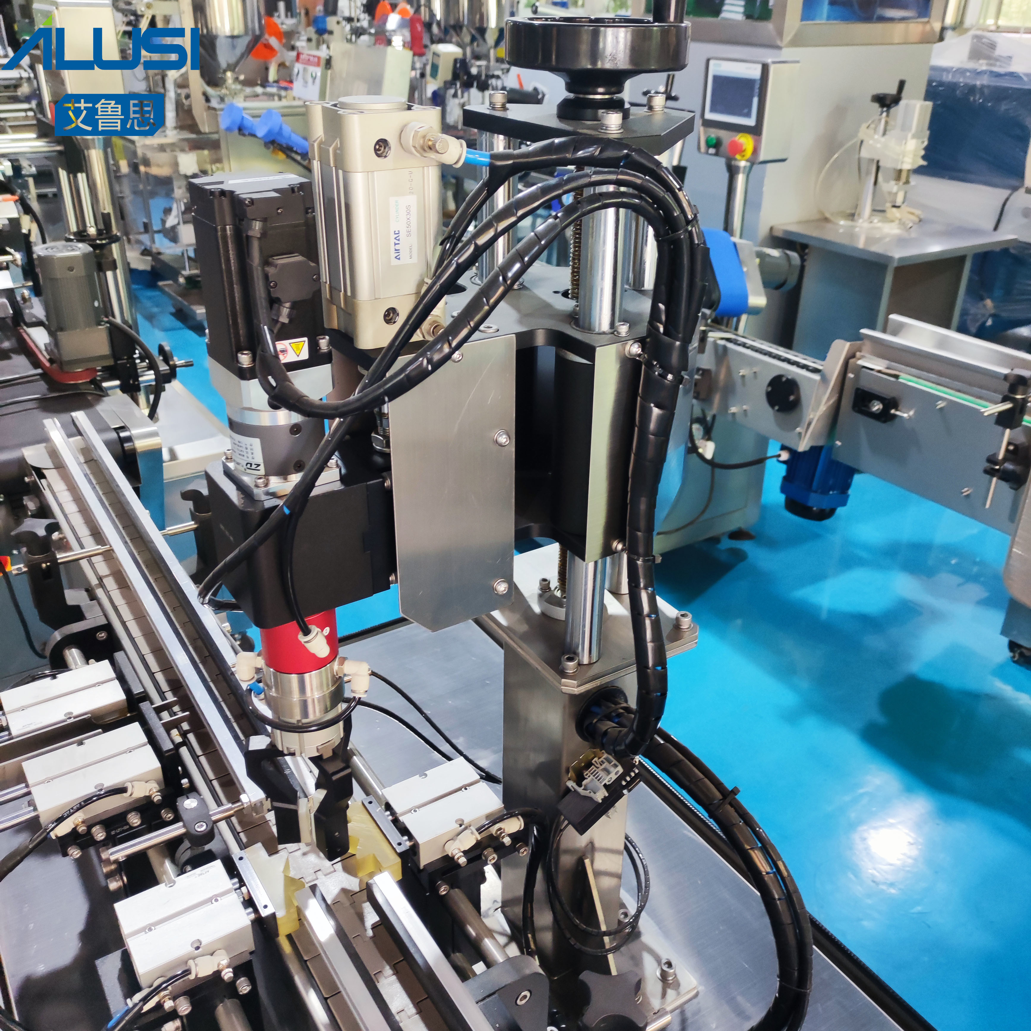 PLC Control Automatic Screw Capping Machine For Glass Bottles With Metal Caps