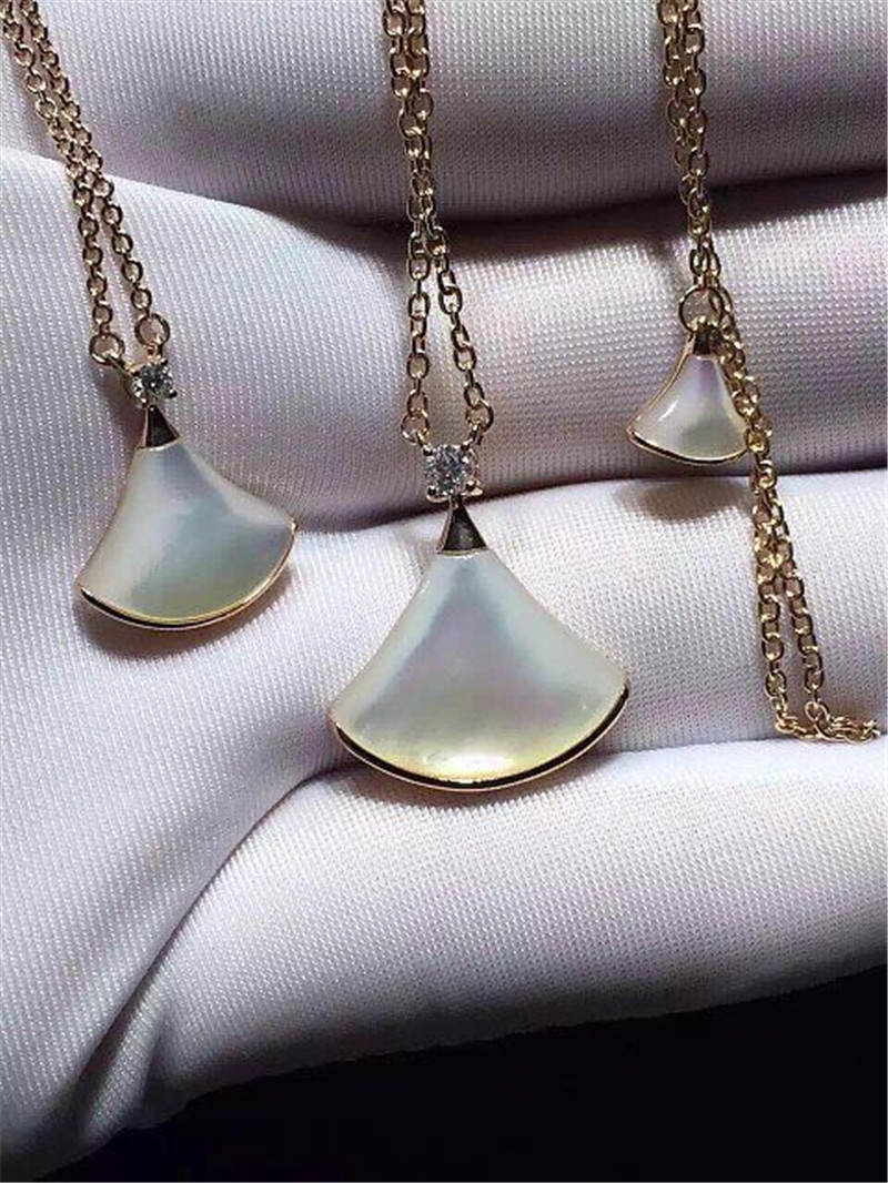 Luxury jewel, medium, small. Necklace 18k gold white gold yellow gold rose gold Mosaic pearl female and diamond necklace