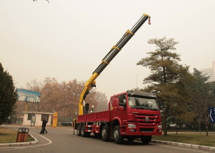 SINOTRUK HOWO Truck Mounted Crane / Truck Mounted Jib Crane For Construction