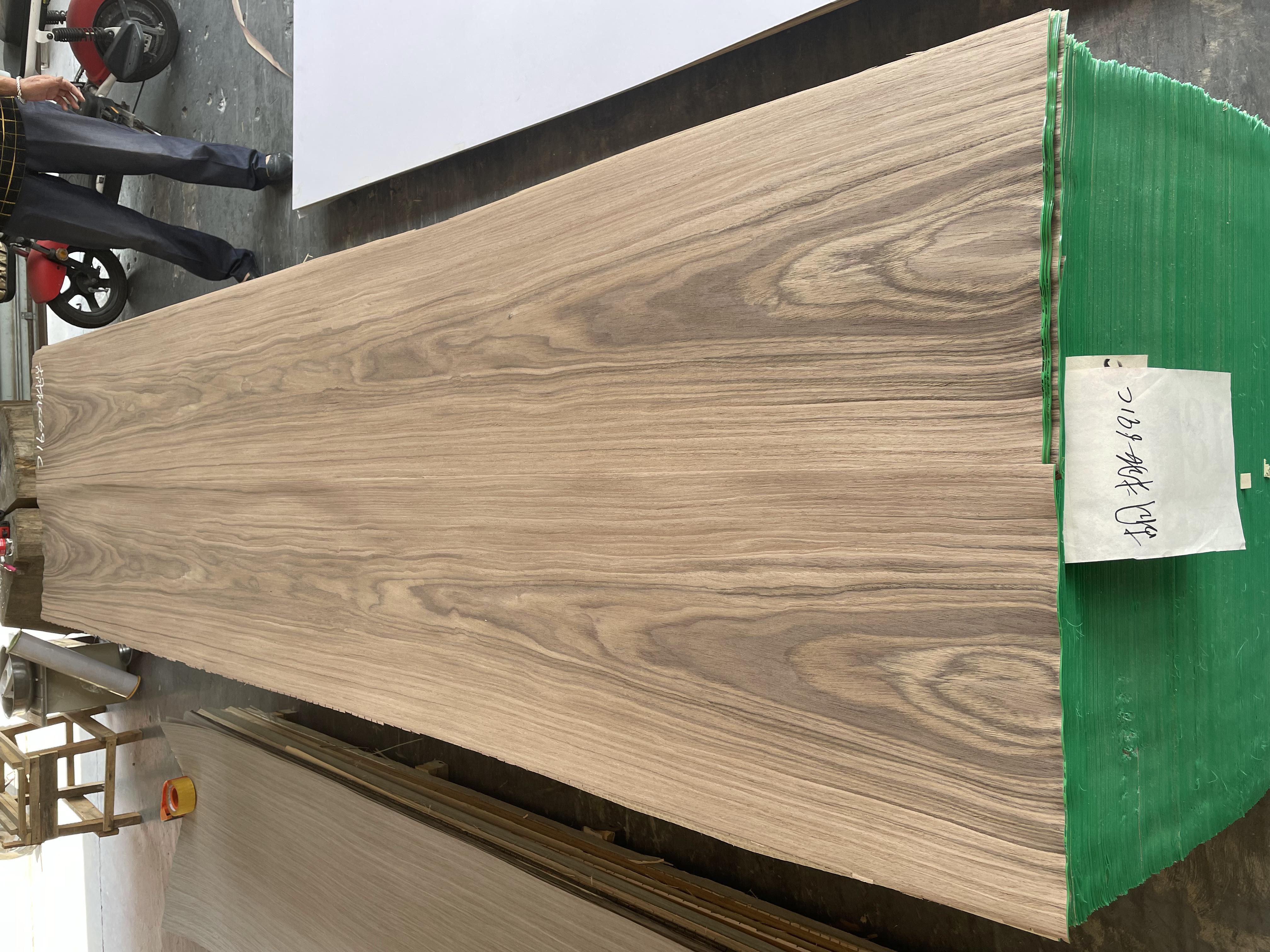 Wholesale 640mm*2500mm engineered veneer walnut for furniture/hotel/decoration