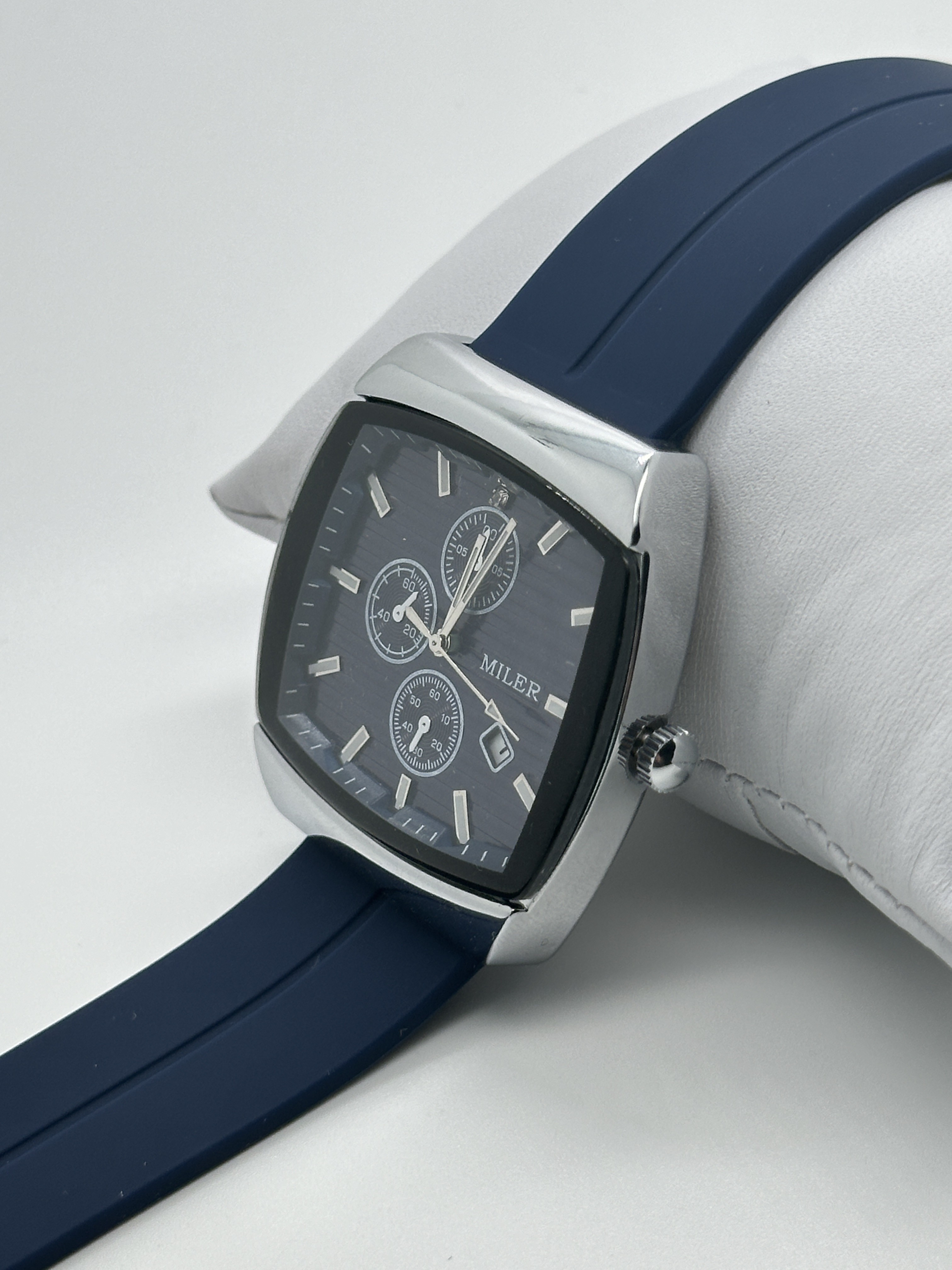 Luminous Leather Strap Quartz Wrist Watch for Business Professionals