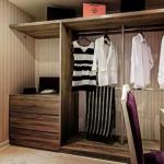 Farmhouse Wooden Walk In Closet Melamine Board Wardrobe OEM