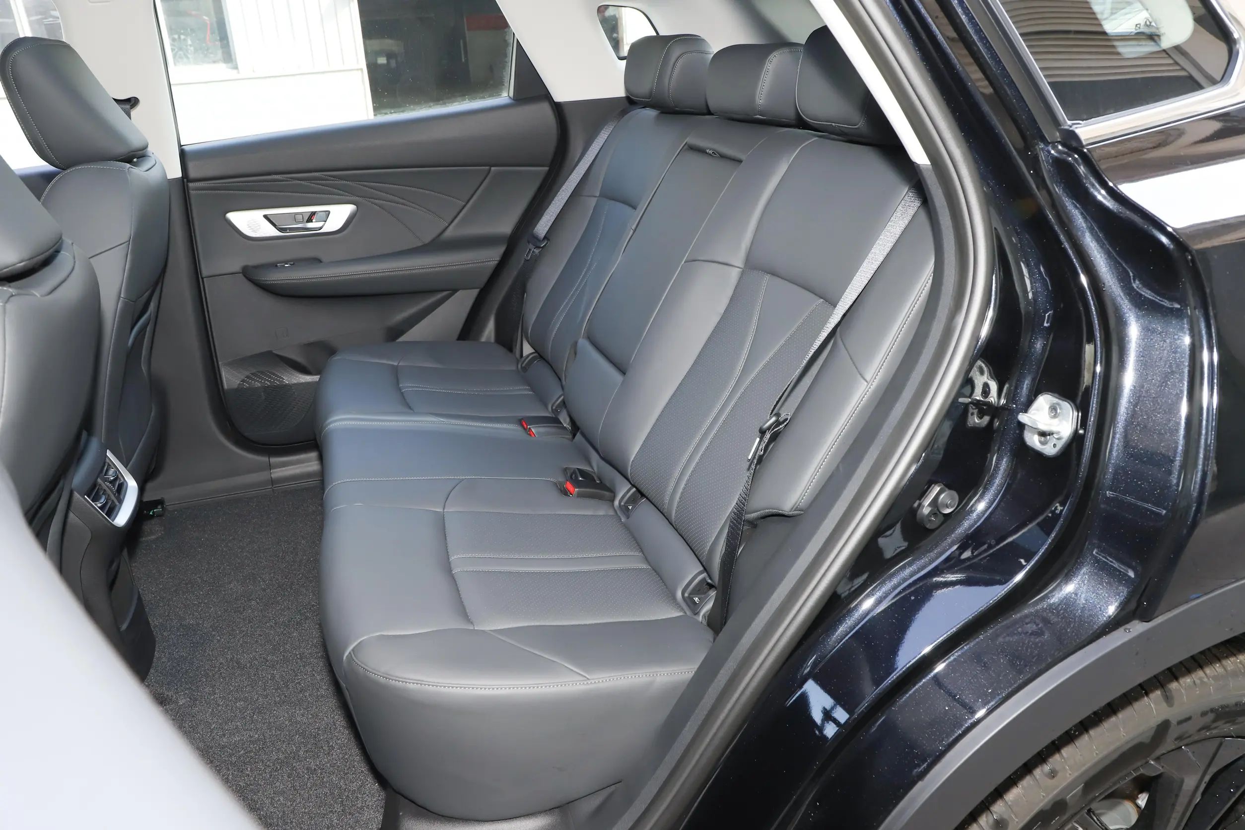 Dongfeng Family Auto's Style SUV 2024 Upgrade Version with Maximum Power of 200-250Ps and Minimum Grand Clearance of 10°-15°