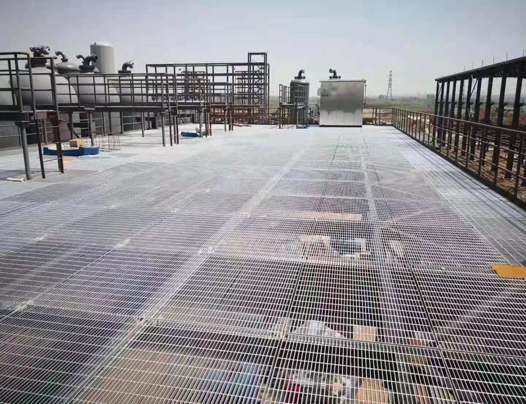 SUS201 20mm 60mm Metal Mesh Grating Vertical Metal Grate Walkway 50mm
