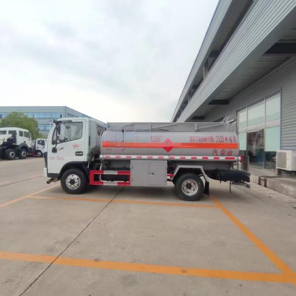 Diesel Engine 4X2 Drive Fuel Tank Truck , Metal Tank 6 Tires lPG transport truck